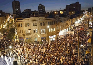 Tens of thousands of Jewish settlers and their backers fill Zion Square in downtown Jerusalem as they demonstrate Sunday Sept. 12, 2004.
(AP)