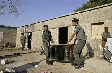 Israeli border police officers remove an oven from a house in the unauthorized Jewish settlement outpost of Shvut Ami, Thursday, Nov. 15, 2007. (AP)