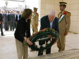 Jimmy Carter at the tomb of Yasser Arafat. (Getty Images)